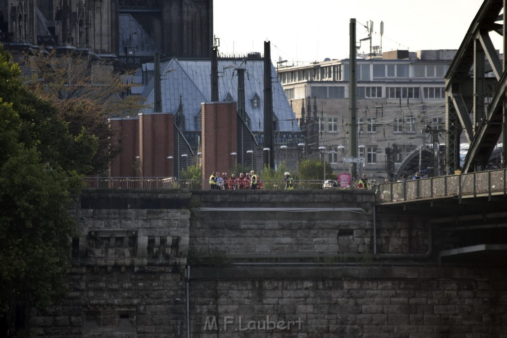 PSpringt kein Suizid Brueckenspringer Koeln Hohenzollernbruecke P043.JPG - Miklos Laubert